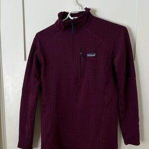 Patagonia fleece excellent condition purple colour size small cozy
